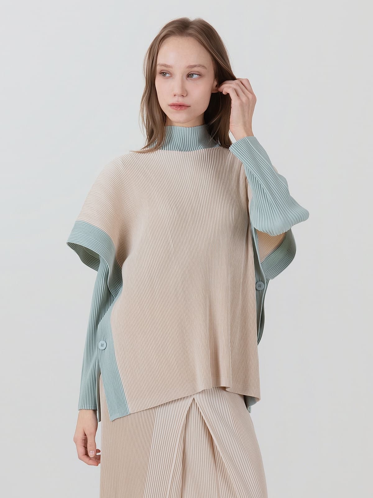 도톰 플리츠 배색 케이프 탑